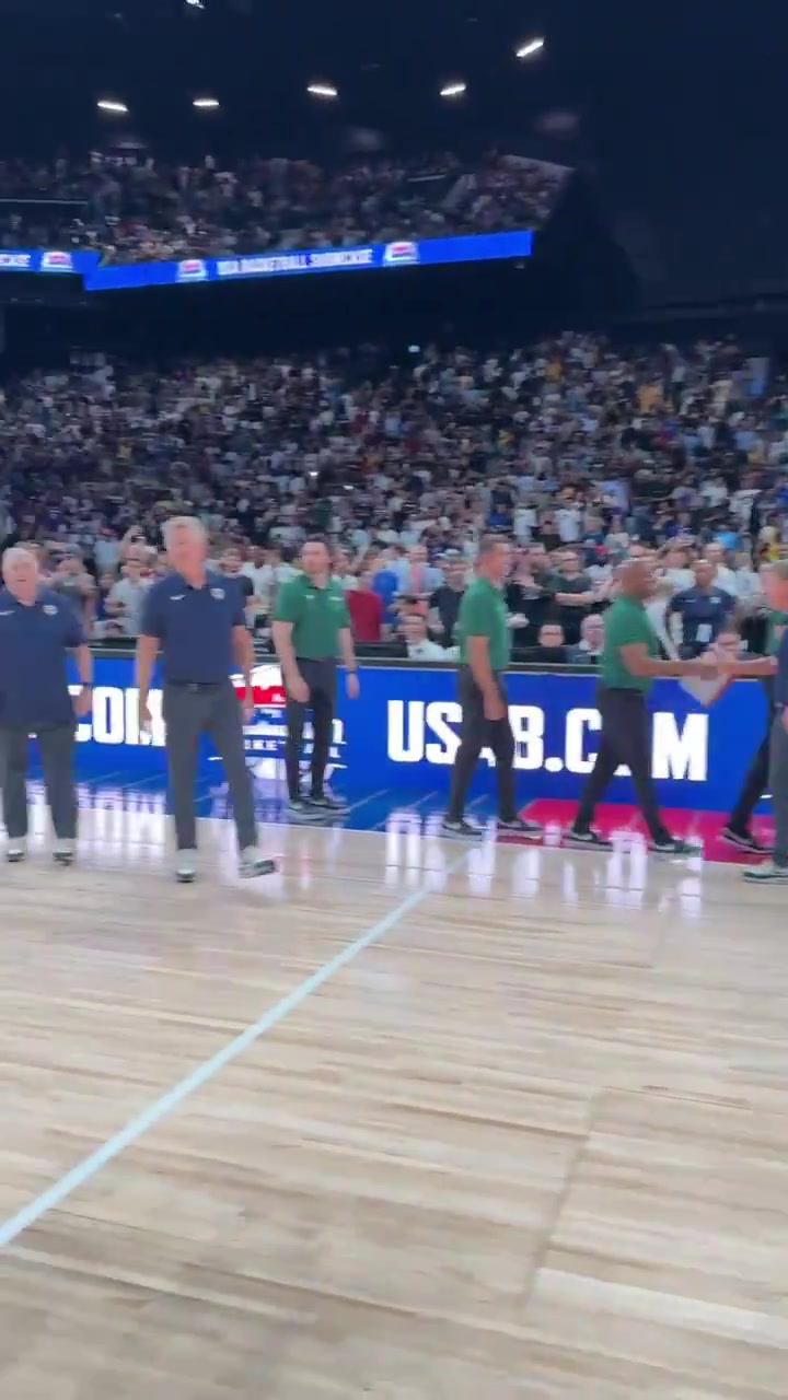 尊重彼此！赛后美国男篮与澳大利亚男篮